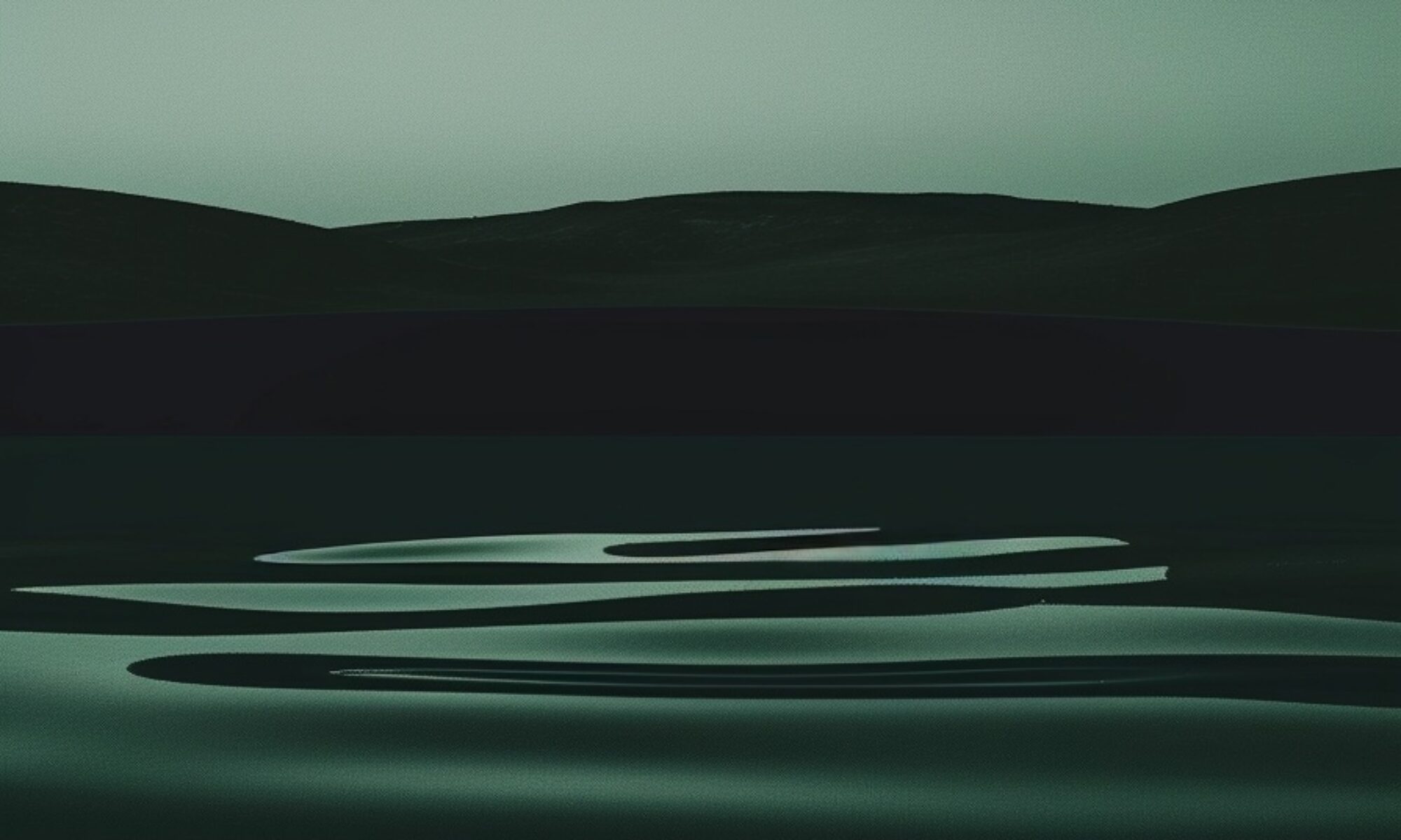 Dunkelgrüne, minimalistische Landschaft mit schwarzer Horizontlinie und ruhigen, hellen Wasserlinien im Vordergrund.